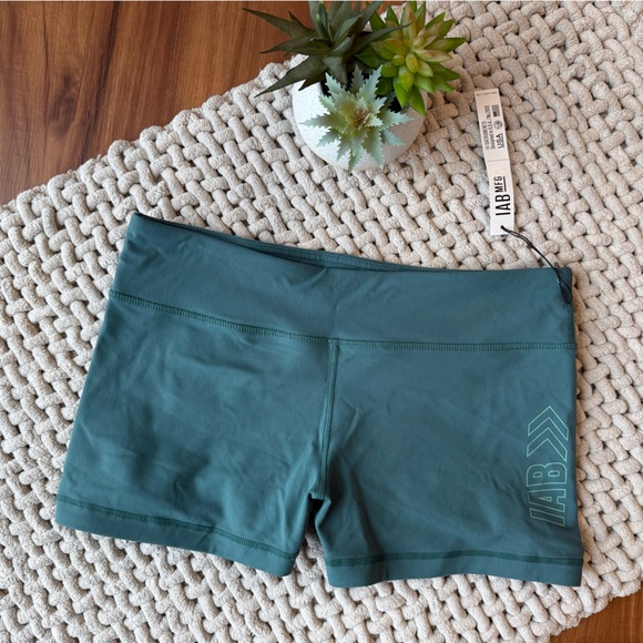IAB | NWT Women’s 3-Inch No-Ride Mallard Green Arrows Shorts | Large - Picture 1 of 14